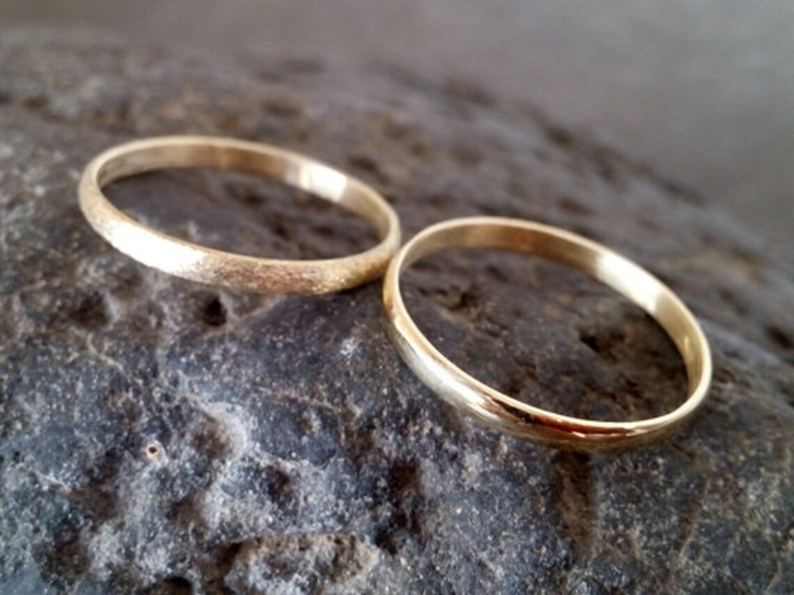 Due fedi nuziali anelli d'oro fasce semplici set di Etsy Italia Due fedi nuziali anelli d'oro fasce semplici set di Etsy Italia