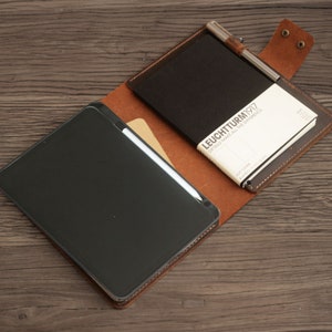 Personalisierte Leder iPad mini 6 Hülle, iPad Pro 12.9, iPad Pro 11, iPad 10th gen, Air 5 Hülle, iPad Portfolio Case Braun 605 Bild 1