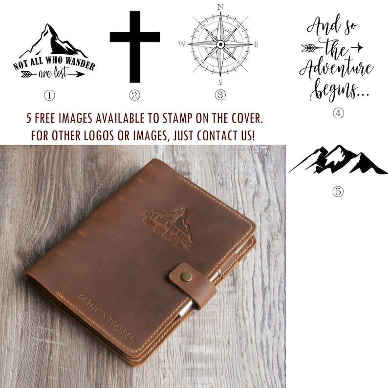 K&ouml;nnte beinhalten: Ein brauner Lederplaner mit einem Stifthalter und dem Text "NOT ALL WHO WANDER ARE LOST" gepr&auml;gt auf dem Cover. F&uuml;nf kostenlose Bilder stehen zum Stempeln auf dem Cover zur Verf&uuml;gung. Kontaktieren Sie den Verk&auml;ufer f&uuml;r weitere Logos oder Bilder.