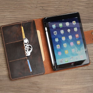 Custodia portfolio in pelle personalizzata per iPad mini 5 / iPad air 10.5" / Pro 12.9 / iPad 9.7 / iPad 10.2 2019 con portapenne Apple - 604