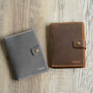 Peut inclure: Deux carnets en cuir avec une fermeture &agrave; rabat et un bouton dor&eacute;. Les deux carnets portent le nom "Fiona" grav&eacute; sur le devant.