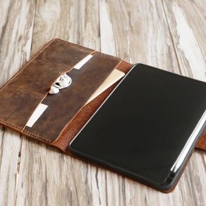 Gepersonaliseerde iPad-hoes, iPad mini 7-hoes, 2025 iPad Air 13/11-hoes, 2025 iPad (A16), iPad-portfolio magnetische appelpotloodhouder - bruin