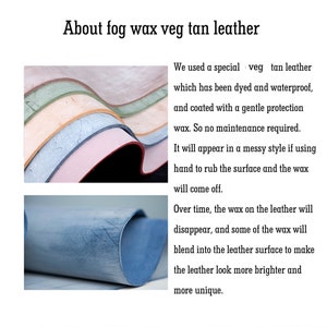 Op de afbeelding: Close-up van twee stukken leer die de verschillende kleuren en texturen van plantaardig gelooid leer laten zien. Het leer is geverfd en waterdicht en heeft een lichte waslaag. De tekst "About fog wax veg tan leather" staat bovenaan de afbeelding.