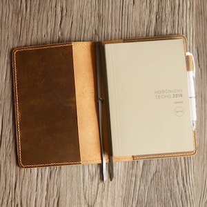 Hobonichi A5 / A6 Cousin Cover Hobonichi Techo Cousin Cover mit Buchspuren und Stift Loop - Distressed Brown - 310H-A5/6