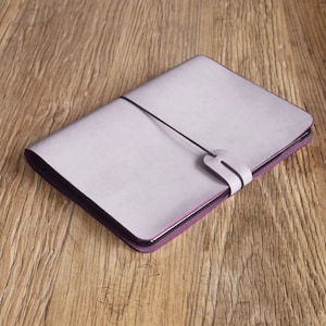 Gepersonaliseerde iPad mini 7, 2025 iPad(A16), 2025 Air 11/13, eenvoudige leren tas met appelpotloodhouder - gewaxt plantaardig leer 602E