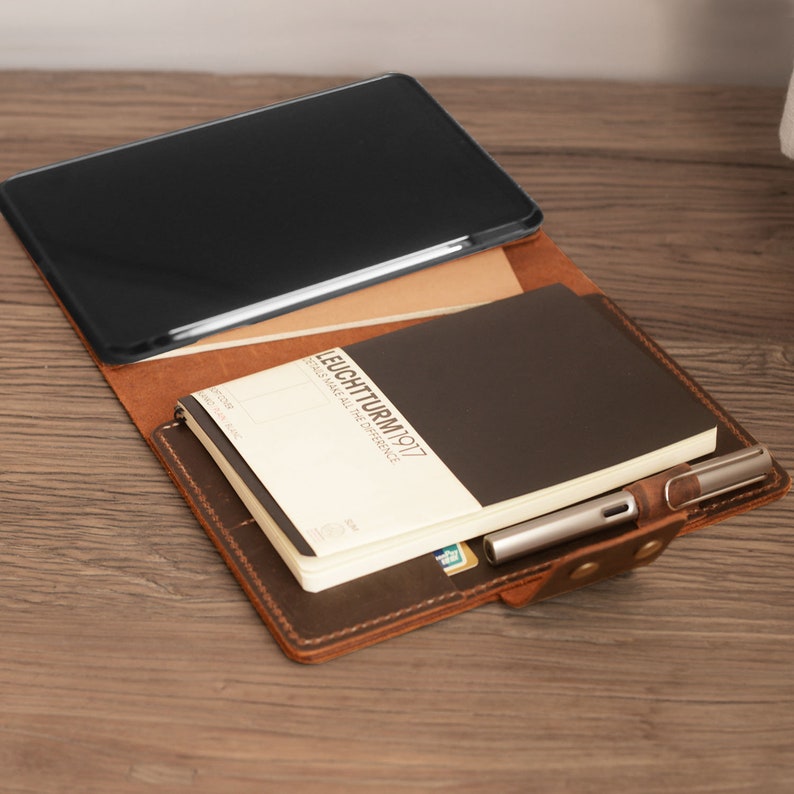 Personalisierte Leder iPad mini 6 Hülle, iPad Pro 12.9, iPad Pro 11, iPad 10th gen, Air 5 Hülle, iPad Portfolio Case Braun 605 Bild 3