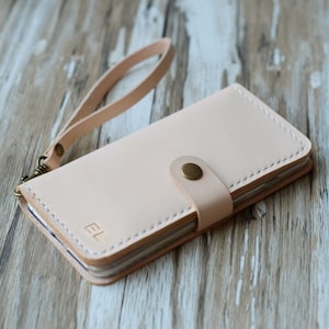 Funda tipo cartera para iPhone 16e / 16 / 16 Plus / 15 / 15 Pro Max / 14 Plus de piel curtida vegetal auténtica con correa para la muñeca - Marfil