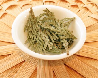 Hierba de brotes de cedro