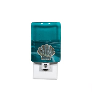 Aqua Teal nachtlampje van gesmolten glas met schelpmotief, accentverlichting met wervelende zeegolven en oceaanaccent, wandlamp in kuststijl met stekker.