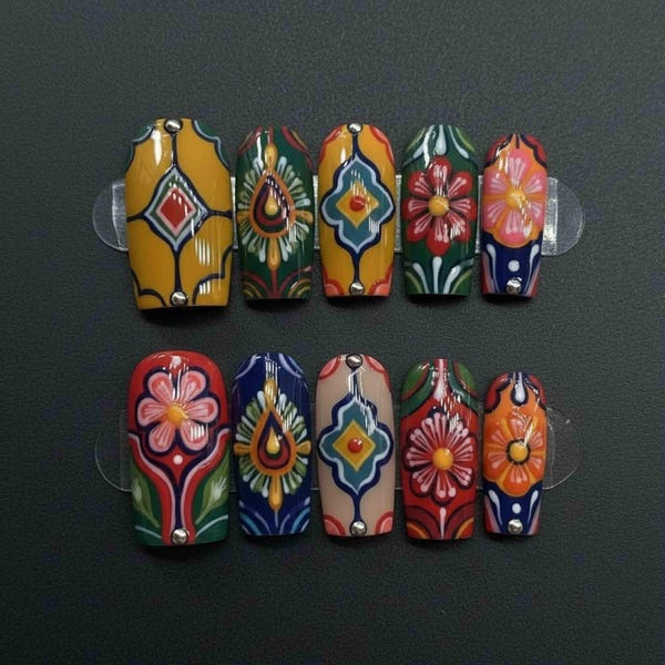 Uñas postizas artesanales estilo boho vintage | Diseños tribales, arte floral y detalles coloridos | Uñas cuadradas medianas para un estilo artístico y vibrante