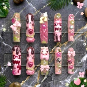 Può includere: Un cartello in legno rustico con la scritta "Welcome to our home" in lettere bianche. Il cartello presenta una finitura invecchiata e un design semplice e invitante, ideale per l'arredamento dell'ingresso.