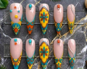 Paznokcie prasowane Talavera Tile Press On | Długie paznokcie w stylu boho chic w migdałowym stylu | Paznokcie z kwiatowym wzorem mandali | Paznokcie na letni festiwal