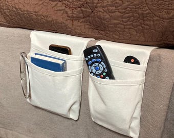 Organizador de control remoto para mesita de noche con dos bolsillos. Ideal para Kindle, celular y más.