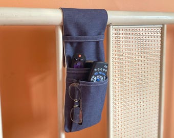 Organizador de control remoto para mesita de noche con doble bolsillo y soporte para andador.