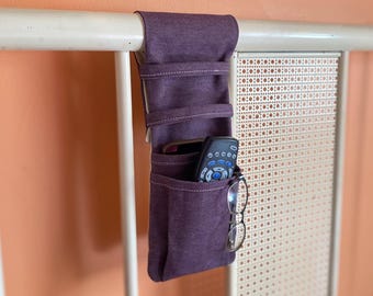 Organizador de control remoto para mesita de noche con doble bolsillo y soporte para andador.