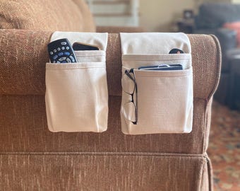 Organizador para mando a distancia de lino y lona con doble bolsillo. Organizador extralargo para reposabrazos, disponible en formato estrecho o ancho.
