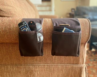 Organizador para mando a distancia de mezcla de lana marrón con doble bolsillo. Organizador extralargo para reposabrazos, disponible en formato estrecho o ancho.