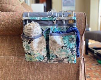 Organizador extragrande para tejer: Organizador para el brazo del sofá para lana, tijeras y agujas. Algodón floral y lona.
