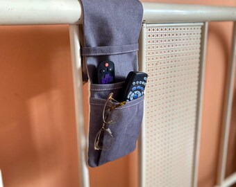 Organizador de control remoto para mesita de noche con doble bolsillo y soporte para andador.