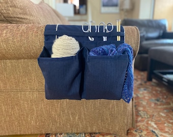 Organizador extragrande para tejer: Organizador para el brazo del sofá para lana, tijeras y agujas. Tejido de lana azul y lona.