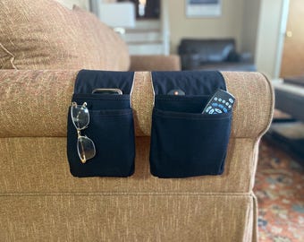 Organizador para mando a distancia de mezcla de lana negra con doble bolsillo. Organizador extralargo para reposabrazos, disponible en formato estrecho o ancho.