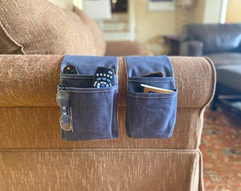 Organizador de lona vaquera para mando a distancia con doble bolsillo. Organizador extralargo para reposabrazos, disponible en formato estrecho o ancho.