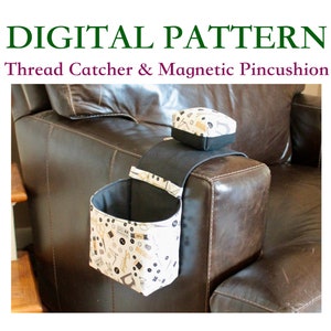 Può includere: Un modello di cucito digitale per un raccoglitore di filo e un cuscino per spilli magnetico. Il modello è mostrato su un bracciolo in pelle marrone di un divano. Il raccoglitore di filo è in tessuto bianco e nero con un tema di cucito. Il cuscino per spilli è in tessuto bianco e nero con un tema di cucito.