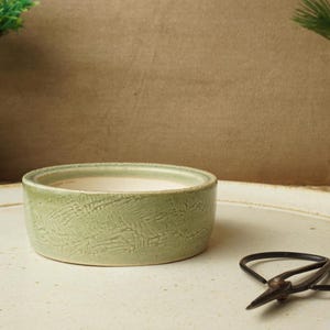 Handmade Green Mame bonsai pot. 8.5cm diameter, 3cm high. G2629.1