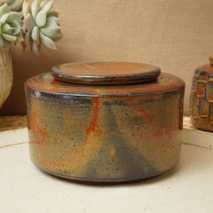 Handgjord röd, svart, orange förvaringsburk, kremeringsurna. G2688.1