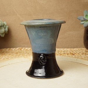 Ikebana-vaas. Blauw zwart. Handgemaakt op een wiel gegooid studioaardewerk. StevaKeramiek. G2350