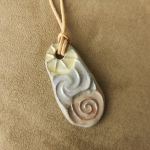 Hanger. Pastelkleurige keramische hanger met patroon. Halsketting. Sieraden. Handgemaakt studioaardewerk.
