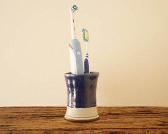 Couverts bleus et crème / ustensile / porte-brosse à dents. Poterie d’atelier en grès lancé à la main.