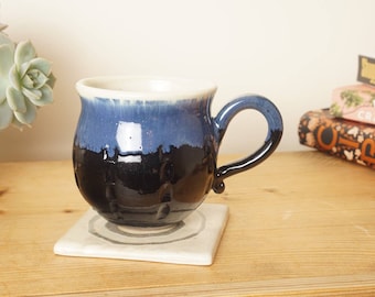 Tasse aus Steinzeug. Blaue schwarze Tasse, Hand geworfen Steinzeug Studio Keramik. G1328 Stevakeramik