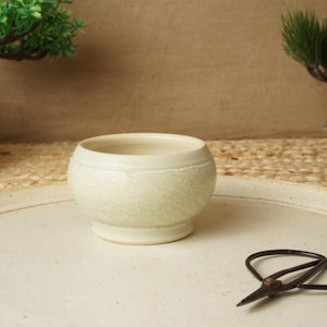 Pot à bonsaï en mame vert fait main. Diamètre : 8 cm. Hauteur : 5 cm. Poids : 160 g. Référence : G2706