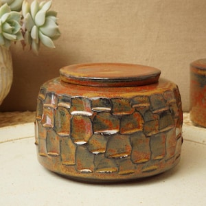 Handgjord röd, svart, orange förvaringsburk, kremeringsurna. G2688.2