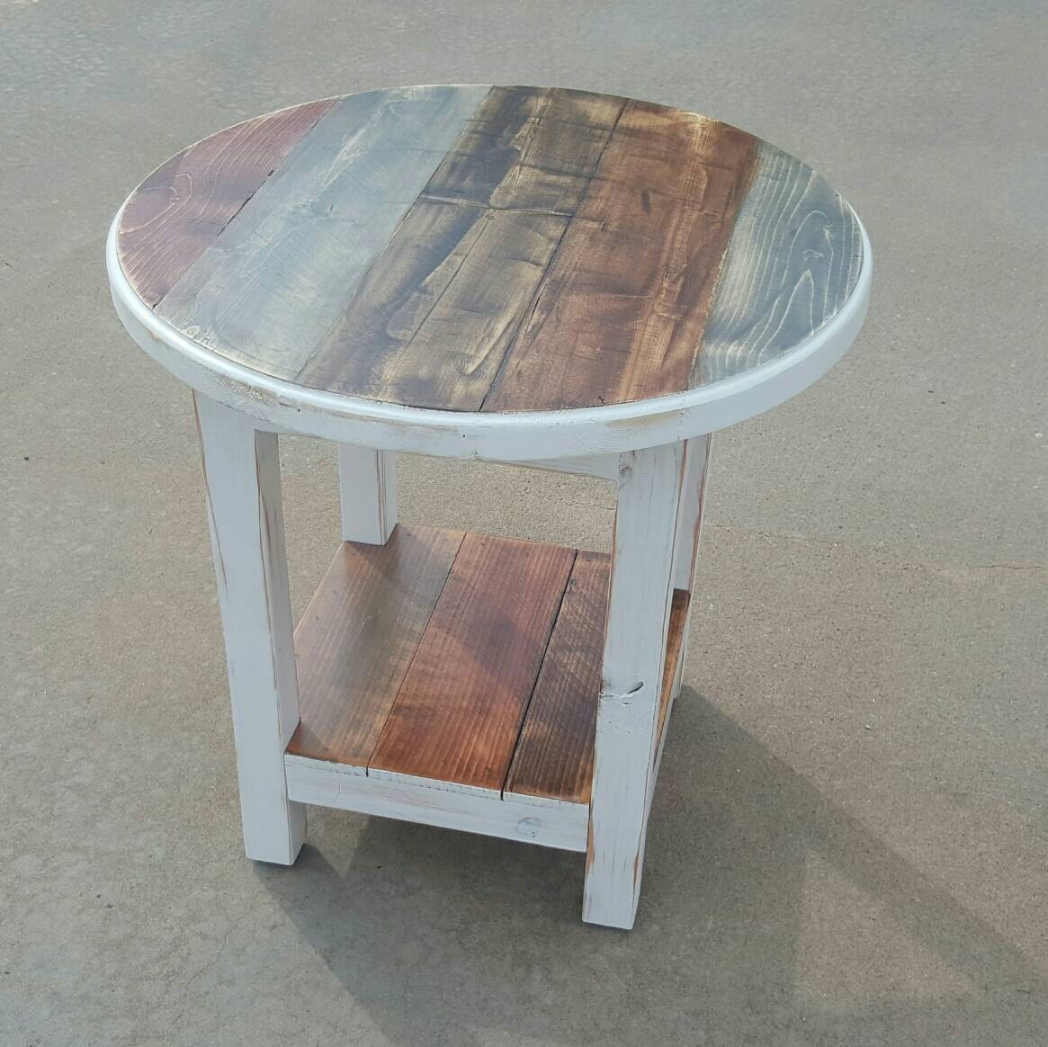Round farmhouse accent online table