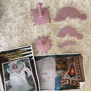 Vintage 90s Knit Wit Daisy Maker with Bonus Pom Pom Tools