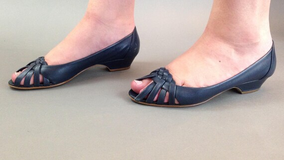 navy peep toe kitten heel shoes
