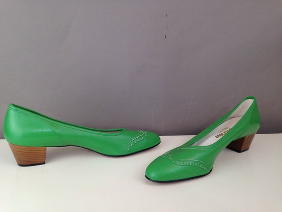 spectator pumps low heel