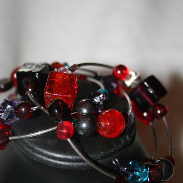 Bracelet argent sterling trois tours rouge noir et mauve, cubes de verre, tubes, fil mémoire