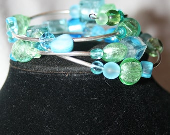 Bracelet sterling trois rangs, tons de vert et bleu, style murano, feuille argent, tubes courbés et fil mémoire