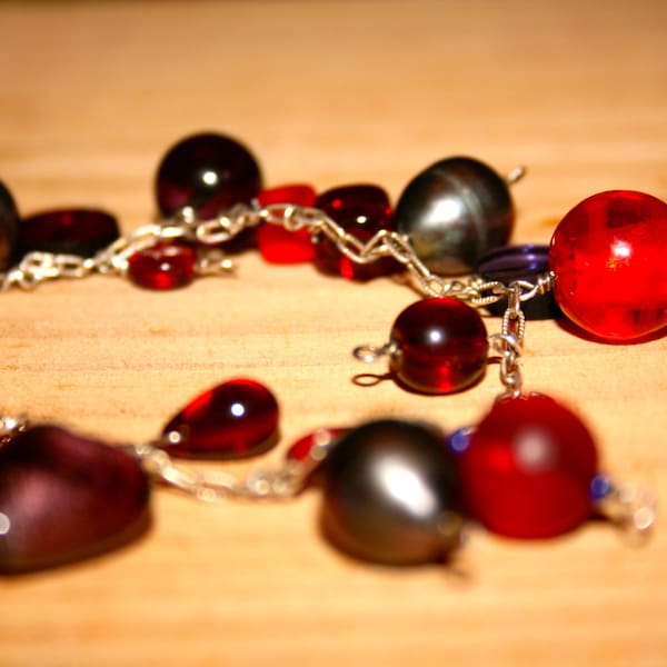 Bracelet argent sterling de breloques rouge mauve et noir, perles d'eau douce et verre  style Murano