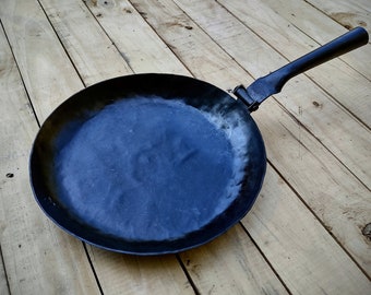 Skillet with folding handle