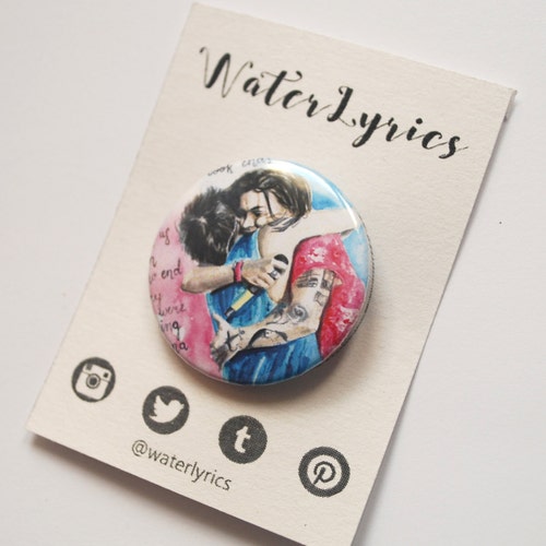 Harry Styles and Louis Tomlinson hug /// BUTTON