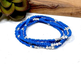 Blaues Perlenarmband mit versilberten Perlen im Boho-Stil (0025)