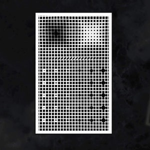 Pode incluir: Uma obra de arte retangular branca com um padrão de grade de quadrados e círculos pretos. O design parece ser uma representação abstrata de um rosto. O fundo é uma superfície escura e texturizada.