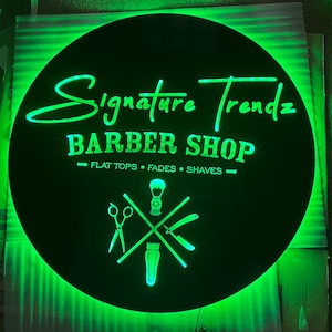 Letrero de metal retroiluminado LED PERSONALIZADO, hecho a mano en EE. UU., señalización comercial, letrero de podcast, enchufe controlado a distancia multicolor iluminado, arte de metal.