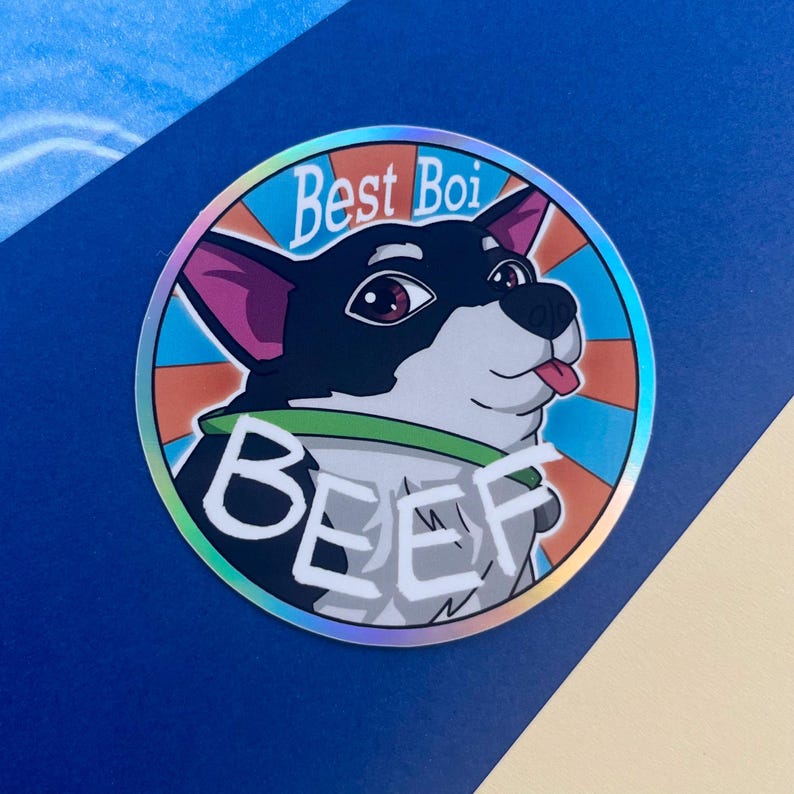 Może przedstawiać: Okrągła naklejka z ilustracją psa z kresk&oacute;wki. Pies ma czarno-białe futro, zieloną obrożę i wystawiony język. Naklejka zawiera słowa "Best Boi" i "BEEF". Tło ma tęczowy wz&oacute;r.