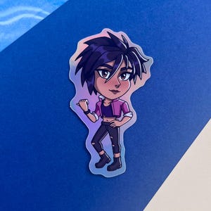 Może przedstawiać: Holograficzna naklejka przedstawiająca postać z kresk&oacute;wki z ciemnofioletowymi włosami, ubraną w fioletowy top, r&oacute;żową kurtkę, czarne spodnie i buty. Postać pokazuje kciuk w g&oacute;rę. Naklejka ma błyszczące, opalizujące wykończenie.