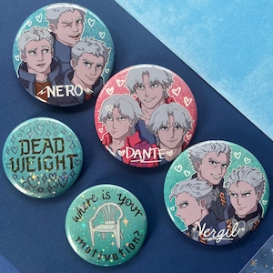 Op de afbeelding: Set van zes ronde buttons met illustraties van anime-personages. De buttons tonen portretten van personages genaamd "Nero", "Dante" en "Vergil", evenals tekst zoals "Dead Weight" en "where is your motivation?" in verschillende kleuren.
